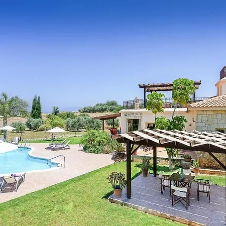 Villa In Sleeps 6 Includes Swimming Pool Air Con And Wifi 9