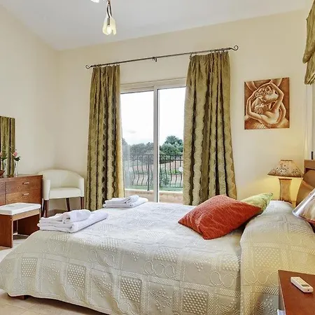 In Sleeps 6 Includes Swimming Pool Air Con And Wifi 9 *