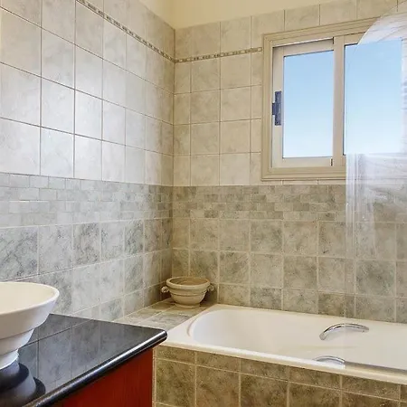 In Sleeps 6 Includes Swimming Pool Air Con And Wifi 9
